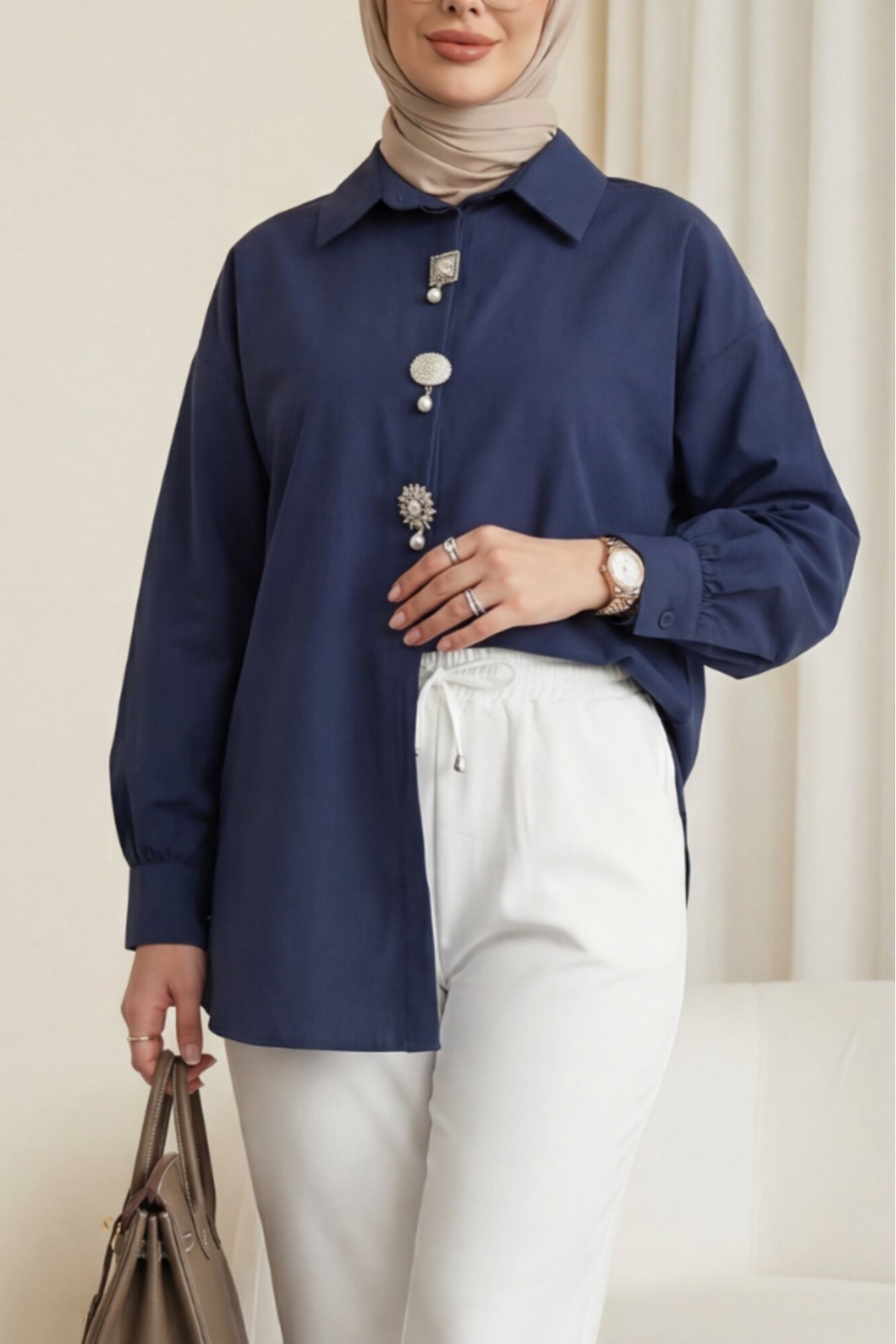 Broş Detaylı Gizli Düğmeli Poplin Gömlek -Laci