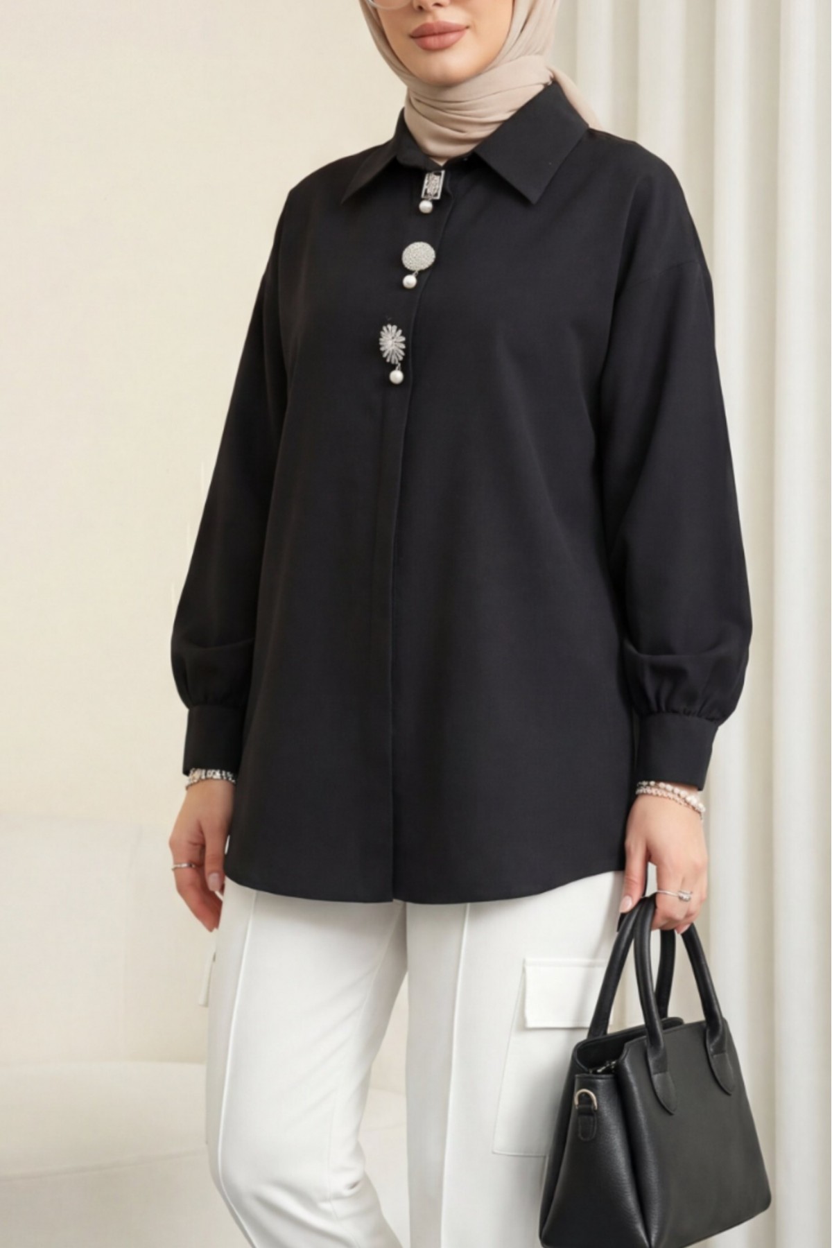 Brooch Detail Hidden Button Poplin Shirt -Black