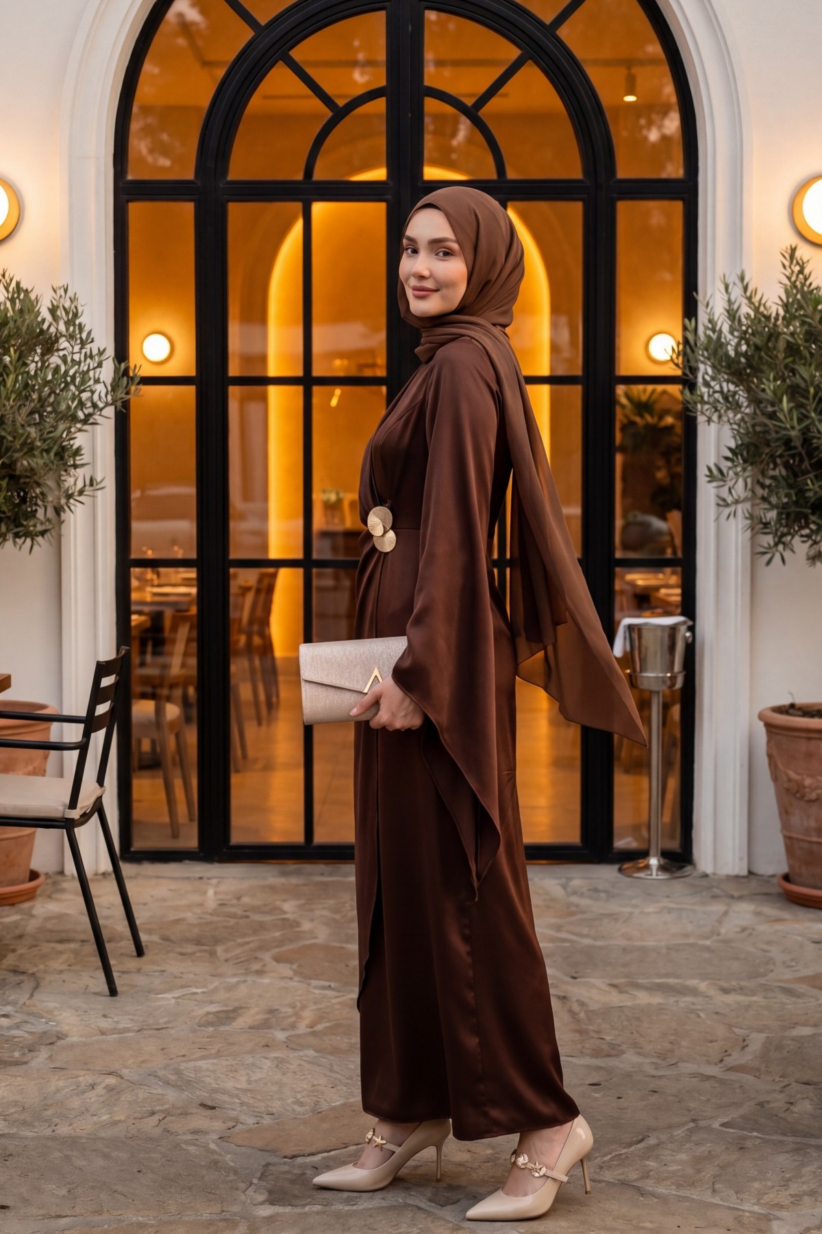 فستان سهرة من الساتان مزين بإبزيم أمامي مزدوج وأكمام غير متماثلة -بنى