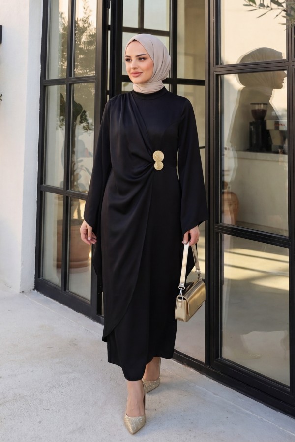 فستان سهرة من الساتان مزين بإبزيم أمامي مزدوج وأكمام غير متماثلة -أسود