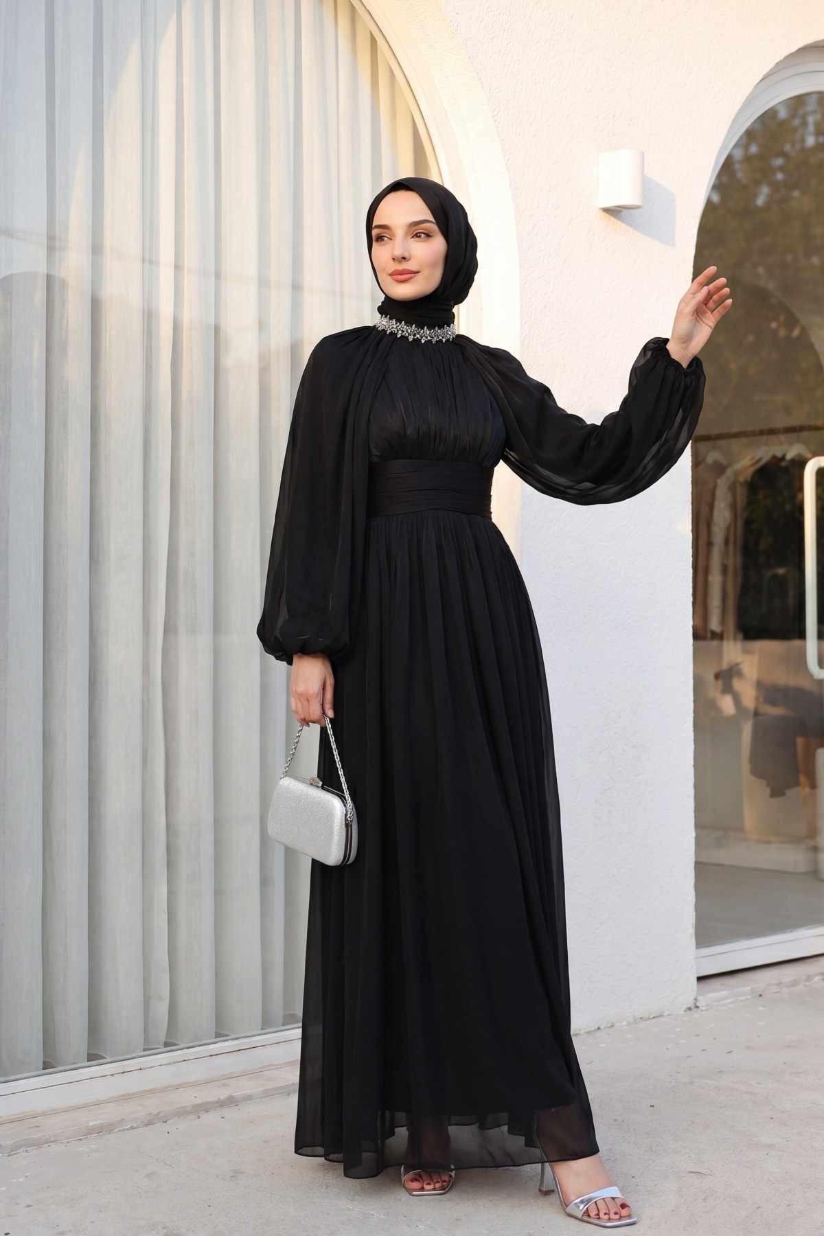 فستان سهرة من الشيفون اللامع، بخصر منسدل، وفتحة رقبة مزينة، وأكمام واسعة. -أسود