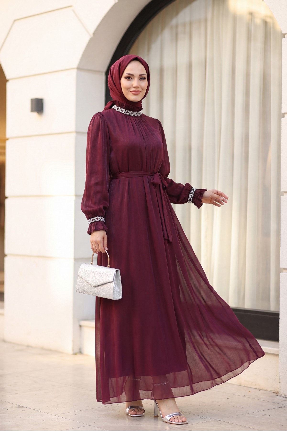 فستان سهرة شيفون لامع مزين عند خط العنق والأكمام وحزام -لون الخوخ