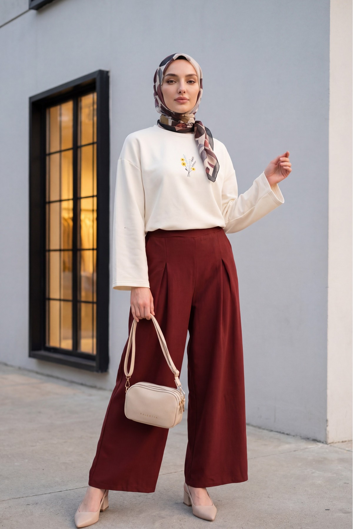 Wide-leg pleated linen-look trousers with elasticated waist. -Maroon