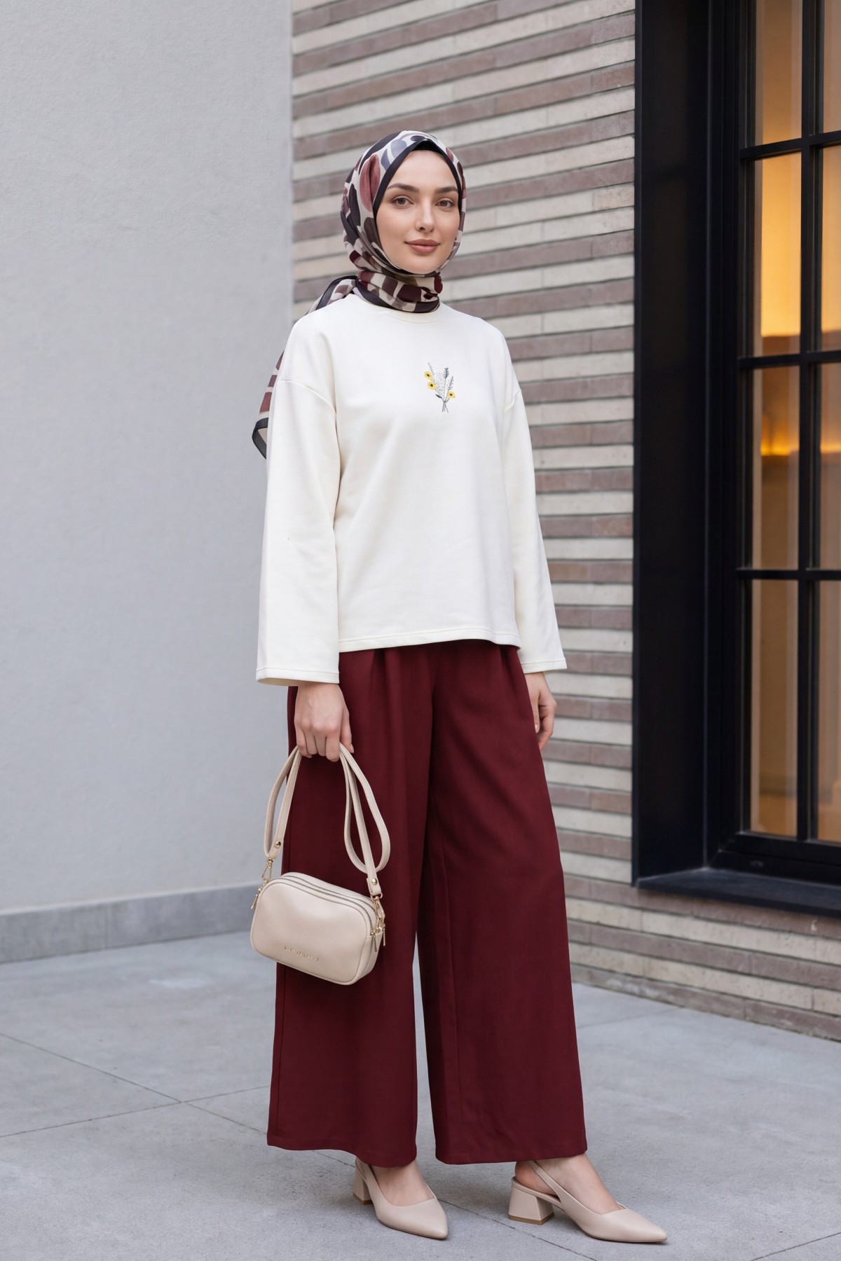 Wide-leg pleated linen-look trousers with elasticated waist. -Maroon