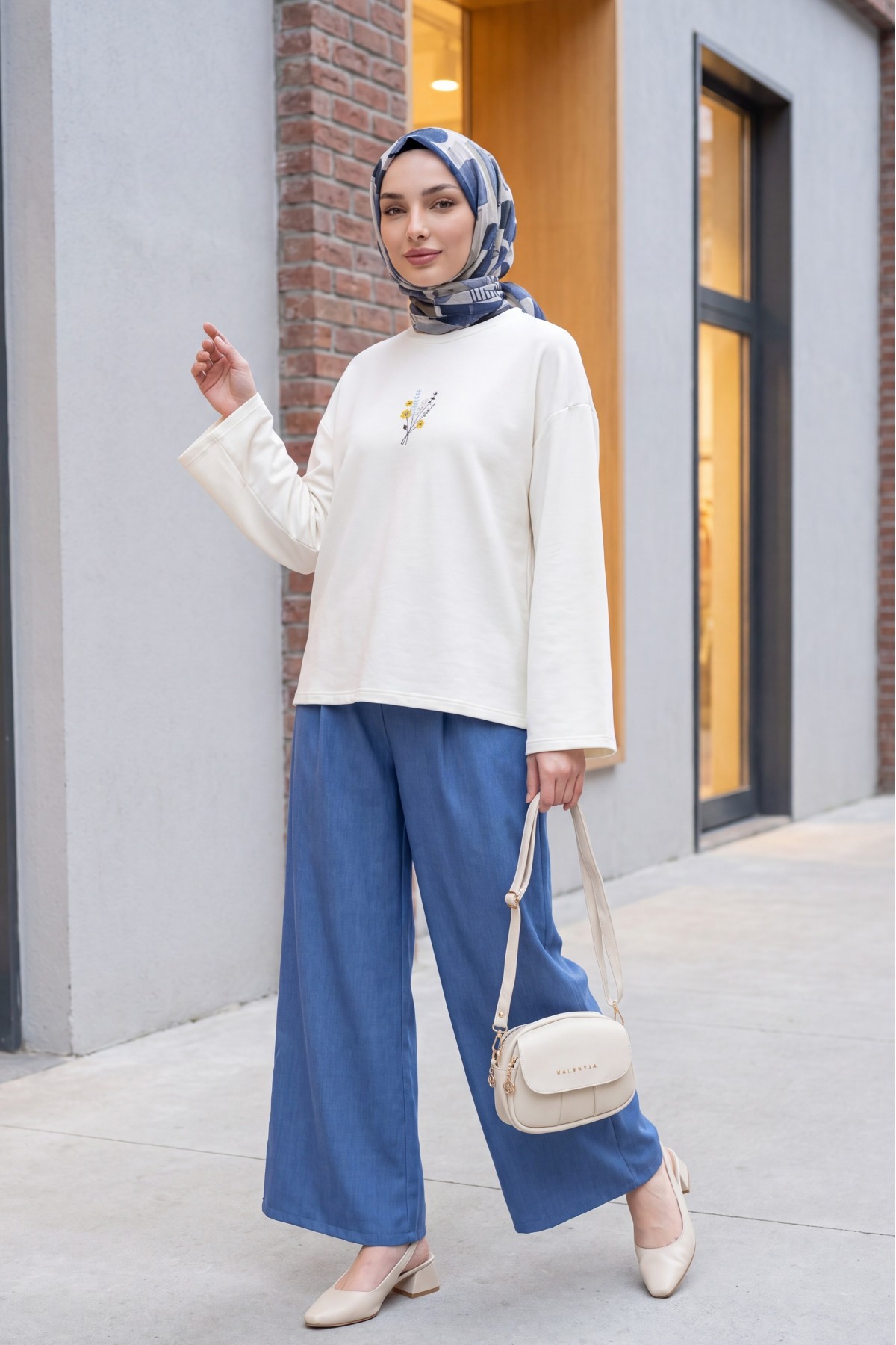 Wide-leg pleated linen-look trousers with elasticated waist. -İndigo
