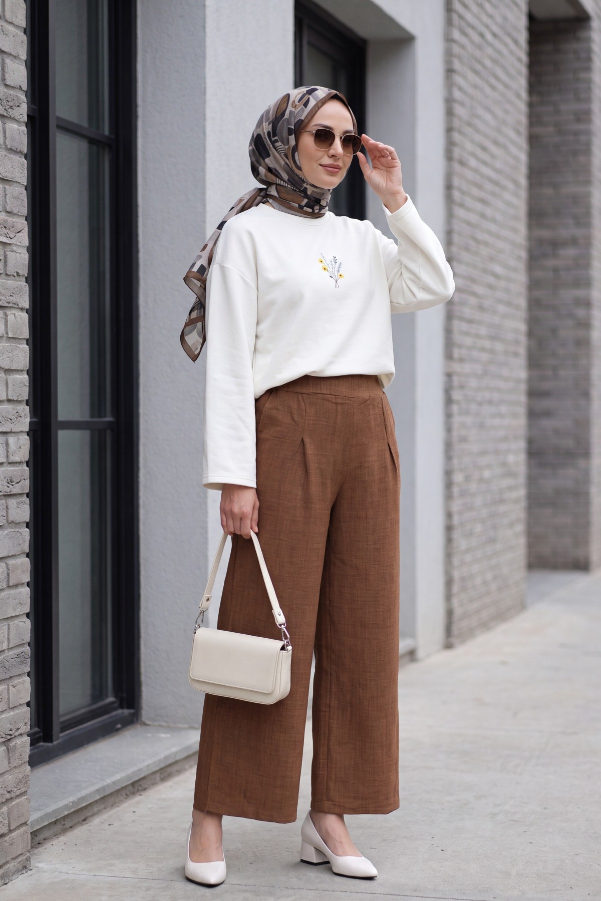 Wide-leg pleated linen-look trousers with elasticated waist. -Brown