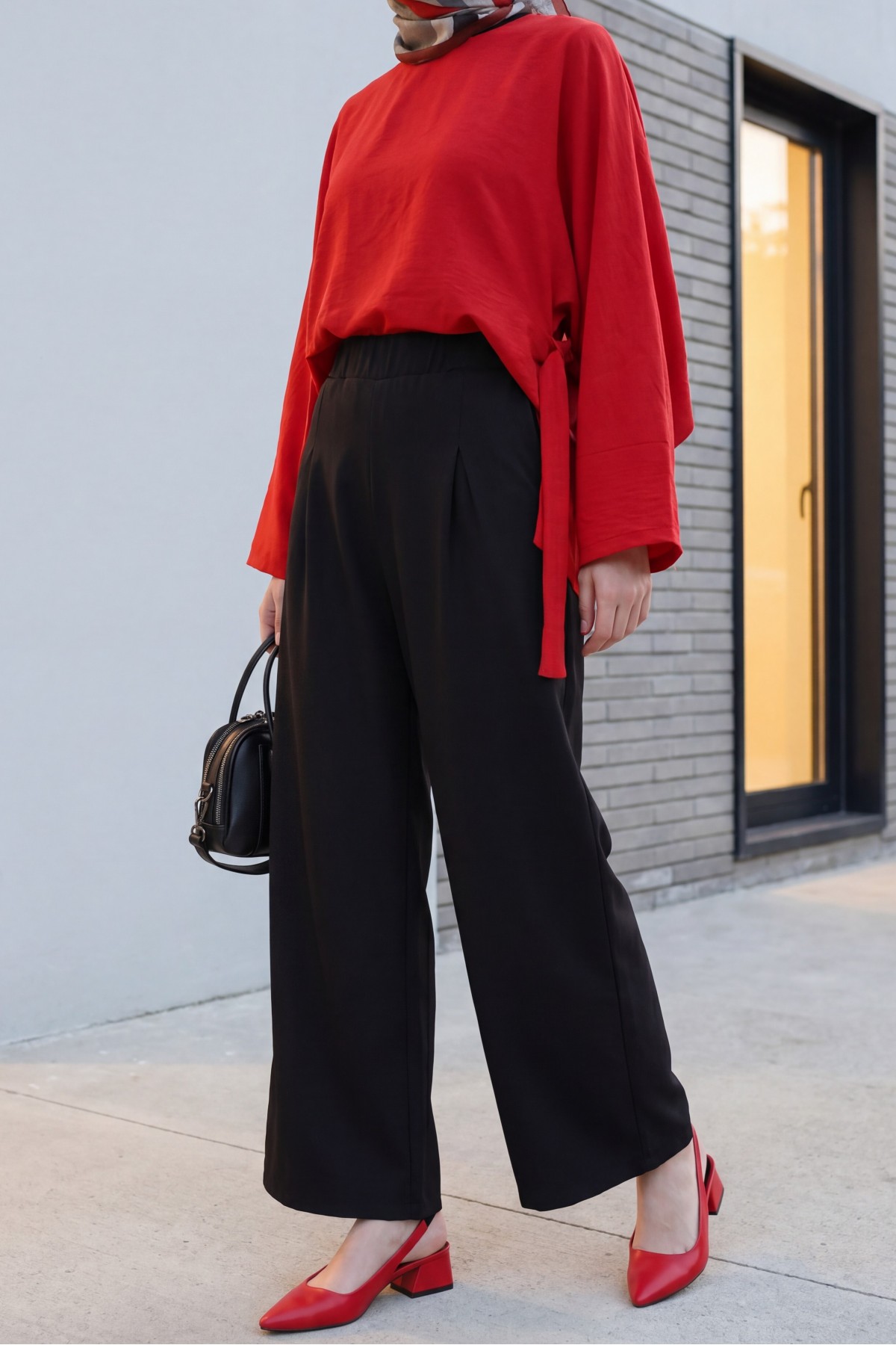 Wide-leg pleated linen-look trousers with elasticated waist. -Black