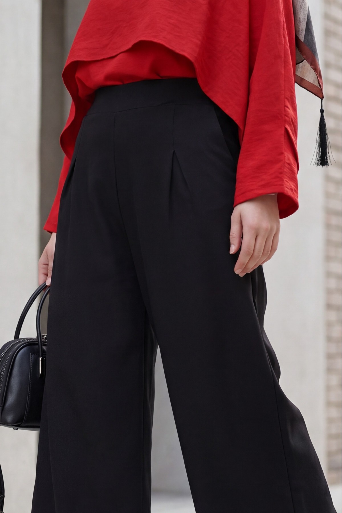 Wide-leg pleated linen-look trousers with elasticated waist. -Black