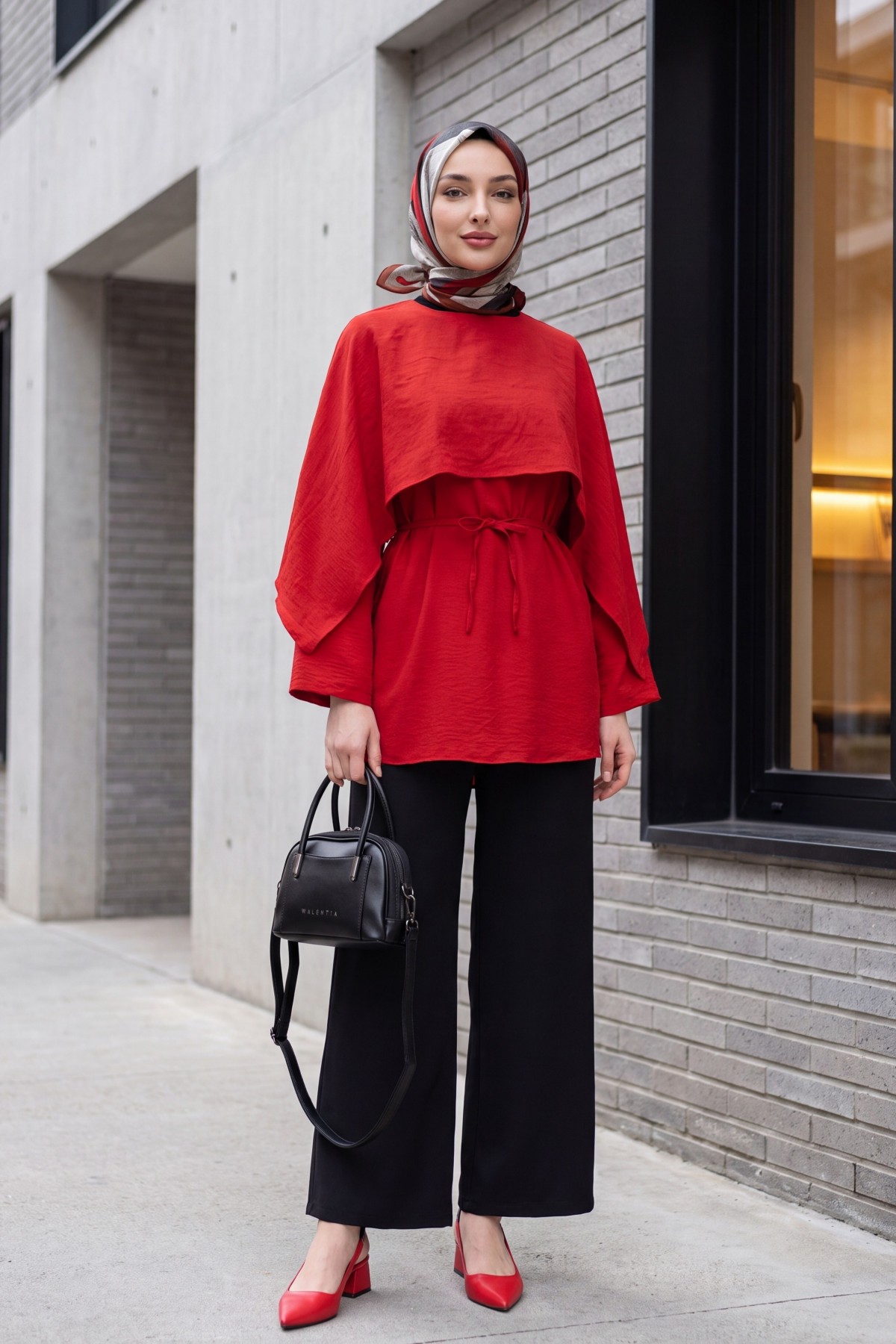 Wide-leg pleated linen-look trousers with elasticated waist. -Black